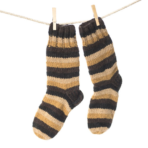 Handgestrickte braun geringelte Socken aus Wolle