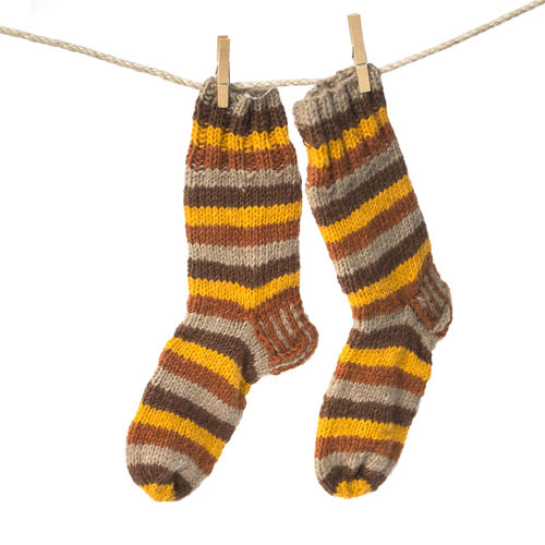 Handgestrickte herbstfarben geringelte Socken aus Wolle