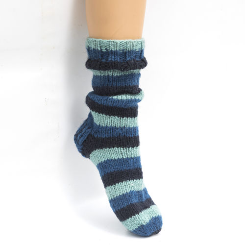 Handgestrickte Socken mit Ringelmuster in Blau aus Wolle Gr. M