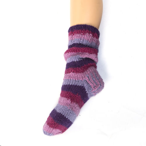 Handgestrickte Socken mit Ringelmuster in Lila Rosa aus Wolle Gr. S